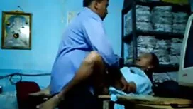 جوان پیچ در یک صندلی ...