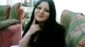 دختر سبزه در یک انجم ...